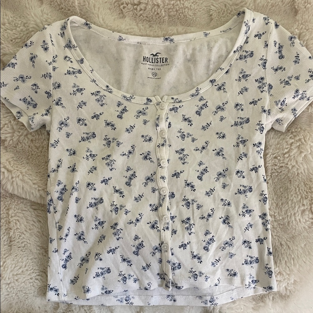 Hollister White and Blue Button-up Floral Tee
